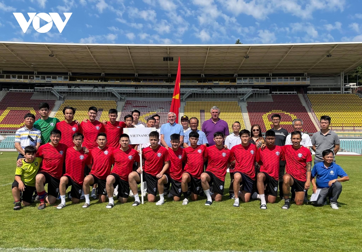 Overseas Vietnamese in Czech Republic join multi-ethnic football event